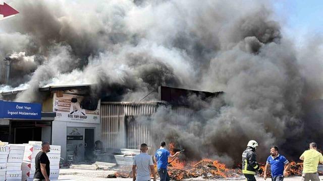 Gazipaşa’da inşaat malzemeleri deposunda yangın