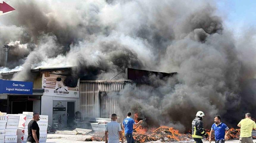 Gazipaşa&rsquo;da inşaat malzemeleri deposunda yangın