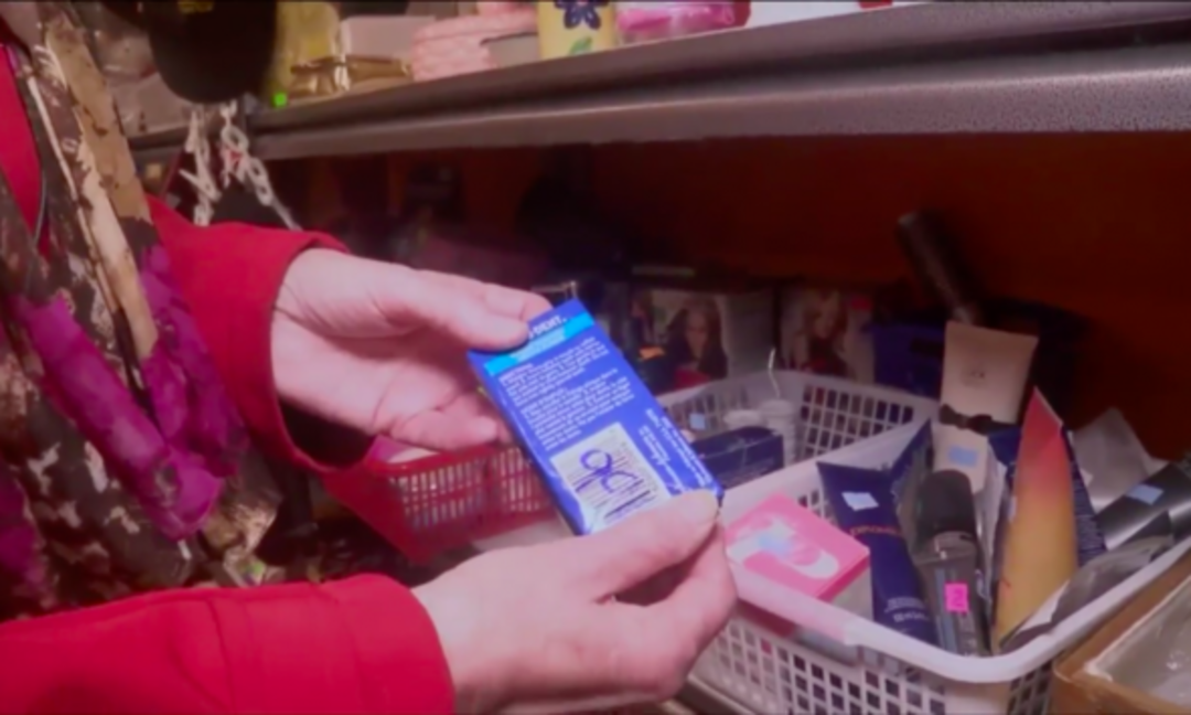 Bit pazarından kulak temizleme &ccedil;ubuğu aldı! Kutudan &ccedil;ıkanları g&ouml;r&uuml;nce ne yapacağını şaşırdı!