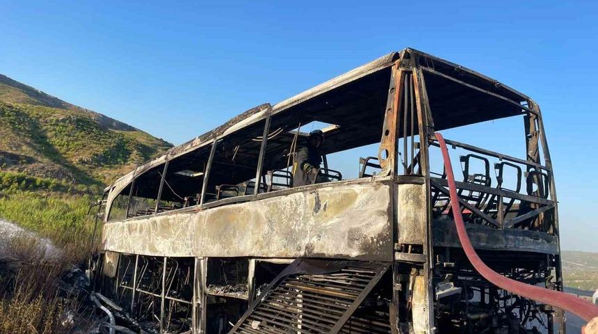 Antalya&rsquo;da yanan yolcu otob&uuml;s&uuml; hurdaya d&ouml;nd&uuml;