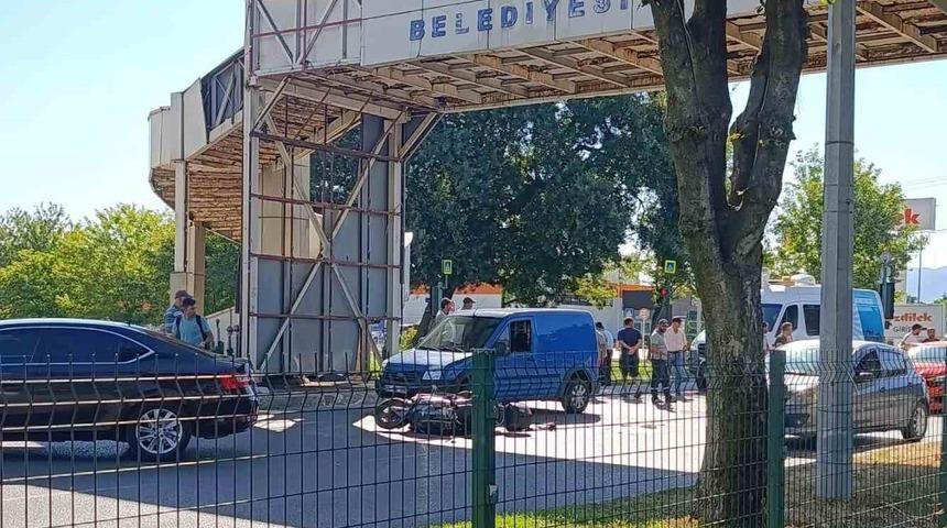 Mudanya&rsquo;da otomobille motosiklet &ccedil;arpıştı: 1 yaralı