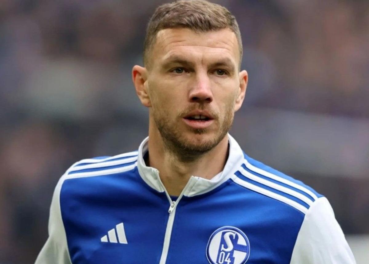 Fenerbah&ccedil;e nin eski yıldızı Edin Dzeko futbola doymadı! İşte atacağı s&uuml;rpriz imza... 1