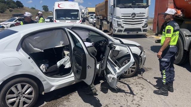 Pendik’te otomobillerin çarpıştığı kazada 2 kişi yaralandı
