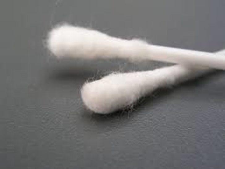 2 liraya kulak temizleme çubuğu aldı, içinden çıkanları görünce gözlerine inanamadı G3