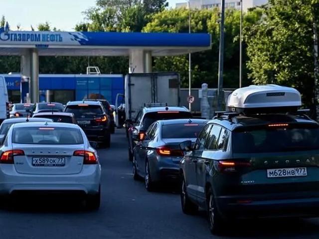 Rusya'da akaryakıt krizi b&uuml;y&uuml;yor mu? H&uuml;k&uuml;metten yeni a&ccedil;ıklama