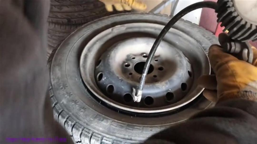 Lastiği s&ouml;k&uuml;p kola doldurdu, bakın sonunda ne oldu