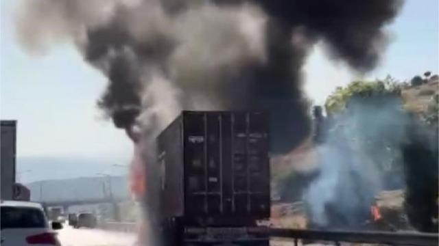Mersin'de 24 ton çikolata taşıyan tır alevlere teslim oldu