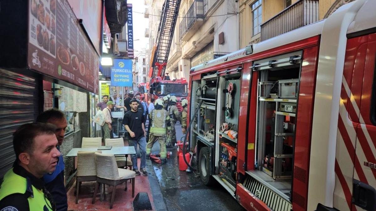 İstiklal Caddesi nde yangın paniği: AVM den dumanlar yükseldi 1