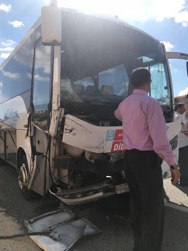 Didim'de midibüs ile otomobil çarpıştı: 10 yaralı
