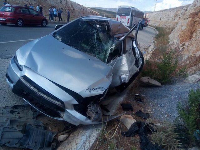 Didim'de midibüs ile otomobil çarpıştı: 10 yaralı
