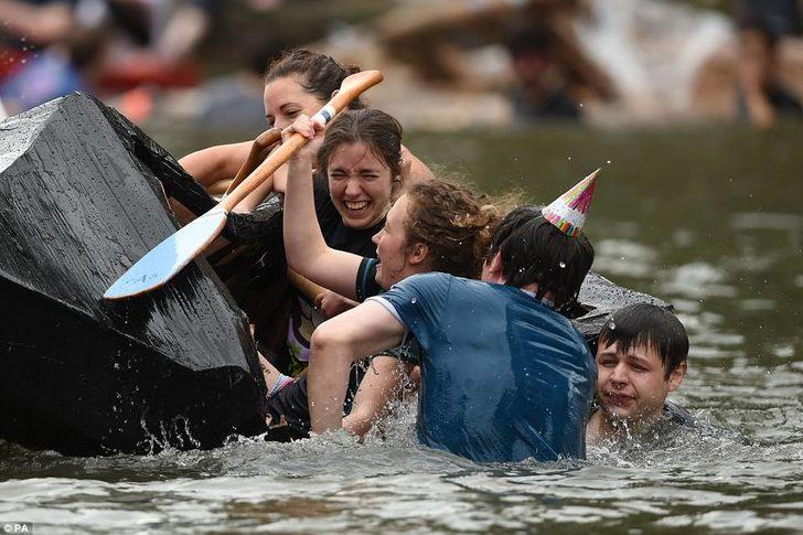  Cambridge Üniversitesi öğrencileri sınavların bitişini böyle kutladı G2