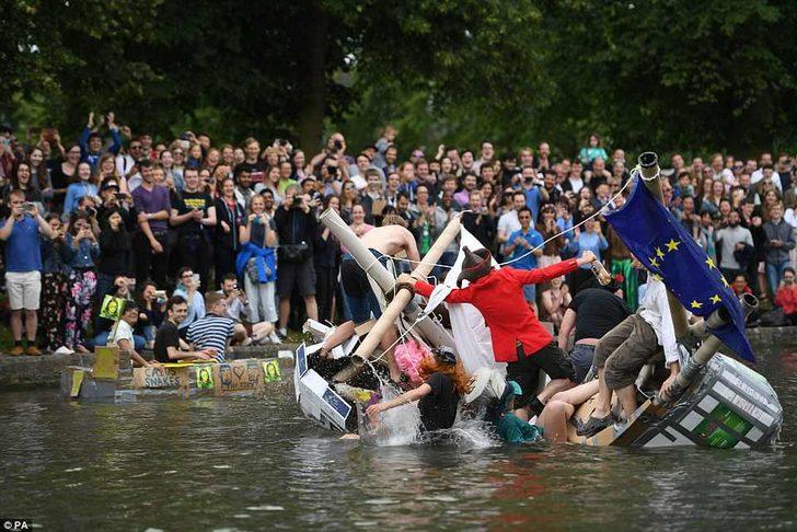  Cambridge Üniversitesi öğrencileri sınavların bitişini böyle kutladı G4