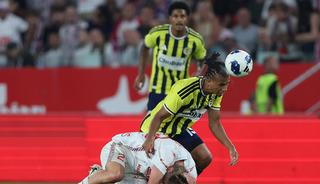 Fenerbah&ccedil;e'nin tur kahramanı Nathan Ake! Geceye damga vurdu