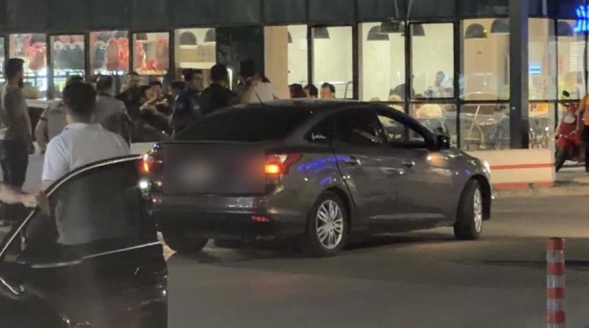 Ara&ccedil;larından inip kavga eden şahıslara olay yerindeki polisten m&uuml;dahale