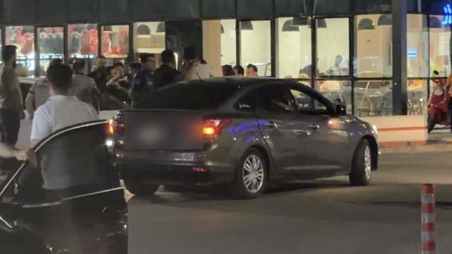 Araçlarından inip kavga eden şahıslara olay yerindeki polisten müdahale