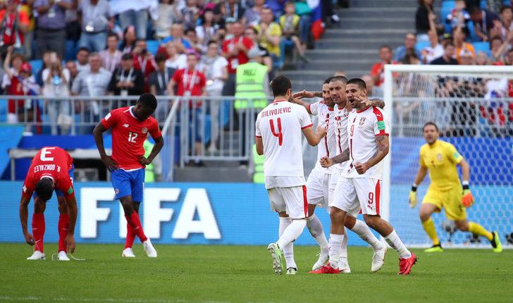Sırp ve Kosta Rikalı futbolculara eşlerinden tribünde destek! G2