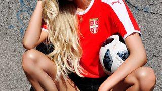 Sırp ve Kosta Rikalı futbolculara eşlerinden tribünde destek!