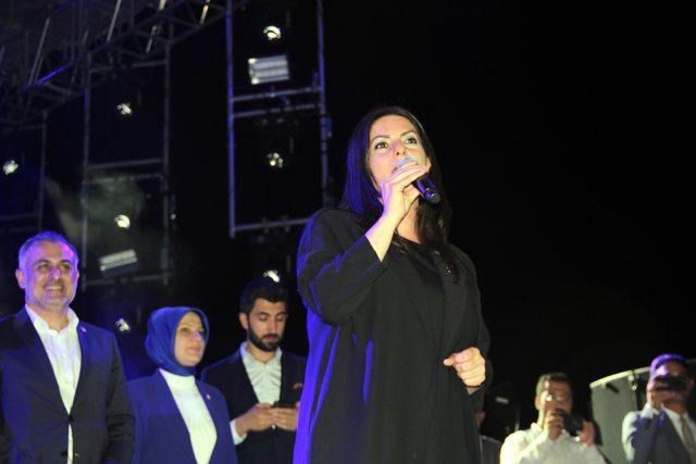 Bakan Sarıeroğlu, Elazığ'da Murat Dalkılıç konserini izledi