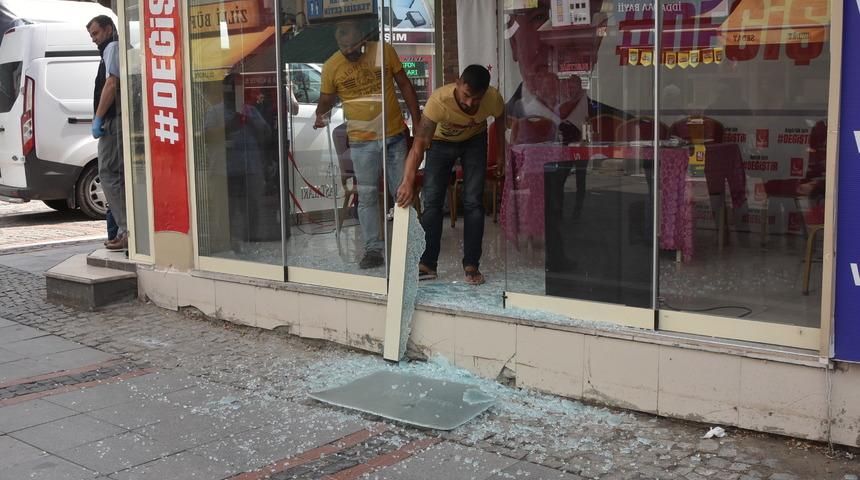 Edirne'de Saadet Partisi'nin se&ccedil;im b&uuml;rosunun camı kırıldı