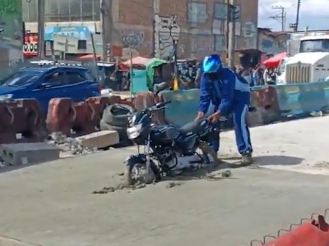 Bu motosikletin neden sıkışıp kaldığını g&ouml;r&uuml;nce &ccedil;ok şaşıracaksınız!