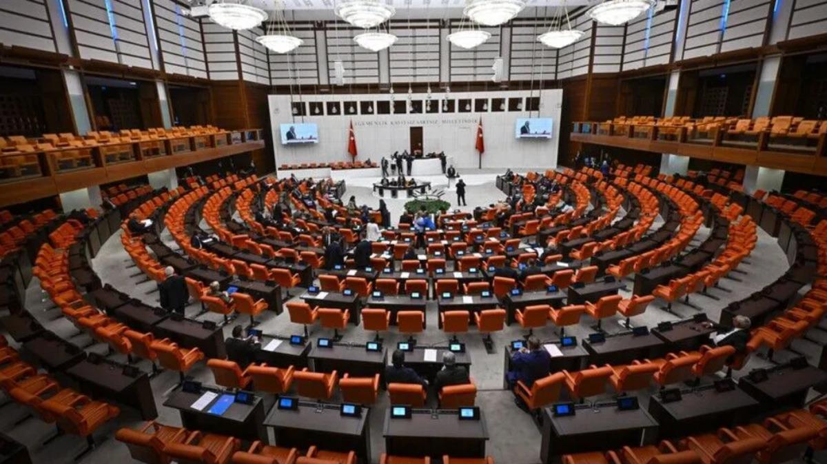&Uuml;niversitelerde yeni d&ouml;nem: &Ouml;ğrenciye 2 ek sınav, akademisyene 75 yaş yolu 1