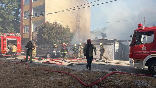 Küçükçekmece'de bir gecekondu yandı