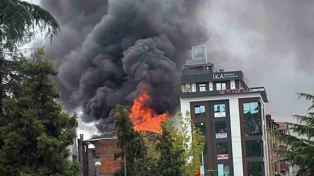 Trabzon’un Araklı ilçesinde 5 katlı binada çatı yangını