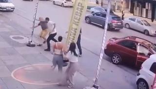 Magandalık kamerada! Kız &ccedil;ocuklarını rahatsız etti, uyaran 72 yaşındaki adamı tekme tokat d&ouml;vd&uuml;