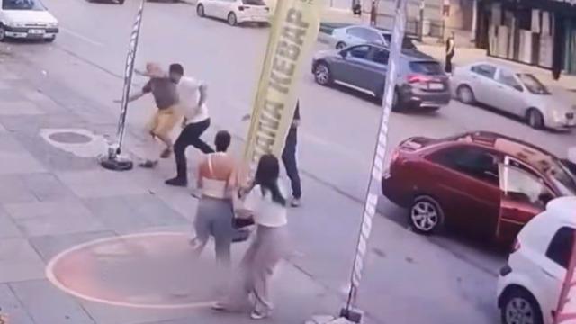 Magandalık kamerada! Kız çocuklarını rahatsız etti, uyaran 72 yaşındaki adamı tekme tokat dövdü