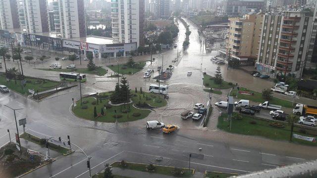 Adana'da sağanak; ev ve araçlar sular altında kaldı