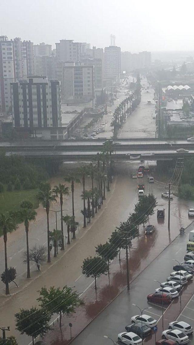Adana'da sağanak; ev ve araçlar sular altında kaldı