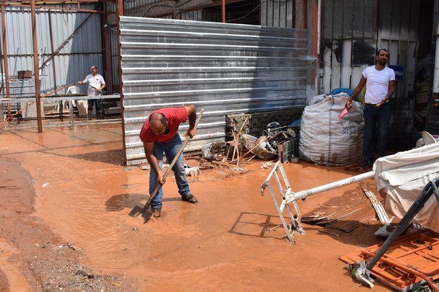 İzmir'de 20 dakikalık sağanak, yaşamı olumsuz etkiledi