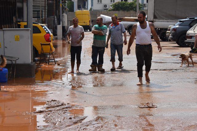 İzmir'de 20 dakikalık sağanak, yaşamı olumsuz etkiledi