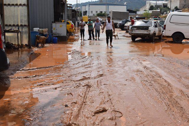 İzmir'de 20 dakikalık sağanak, yaşamı olumsuz etkiledi