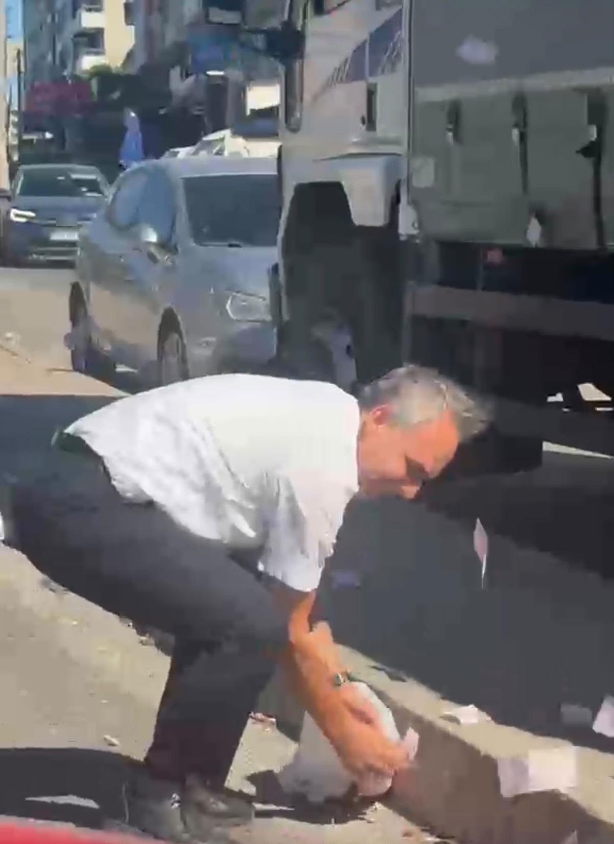 Yer: İzmir! Deste deste paralar yola saçıldı, trafik tamamen durdu 1