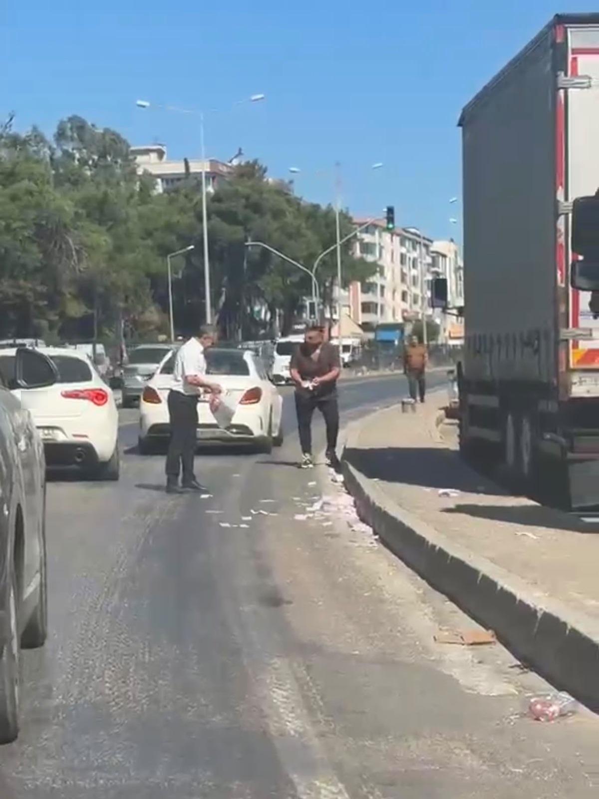 Yer: İzmir! Deste deste paralar yola saçıldı, trafik tamamen durdu 2