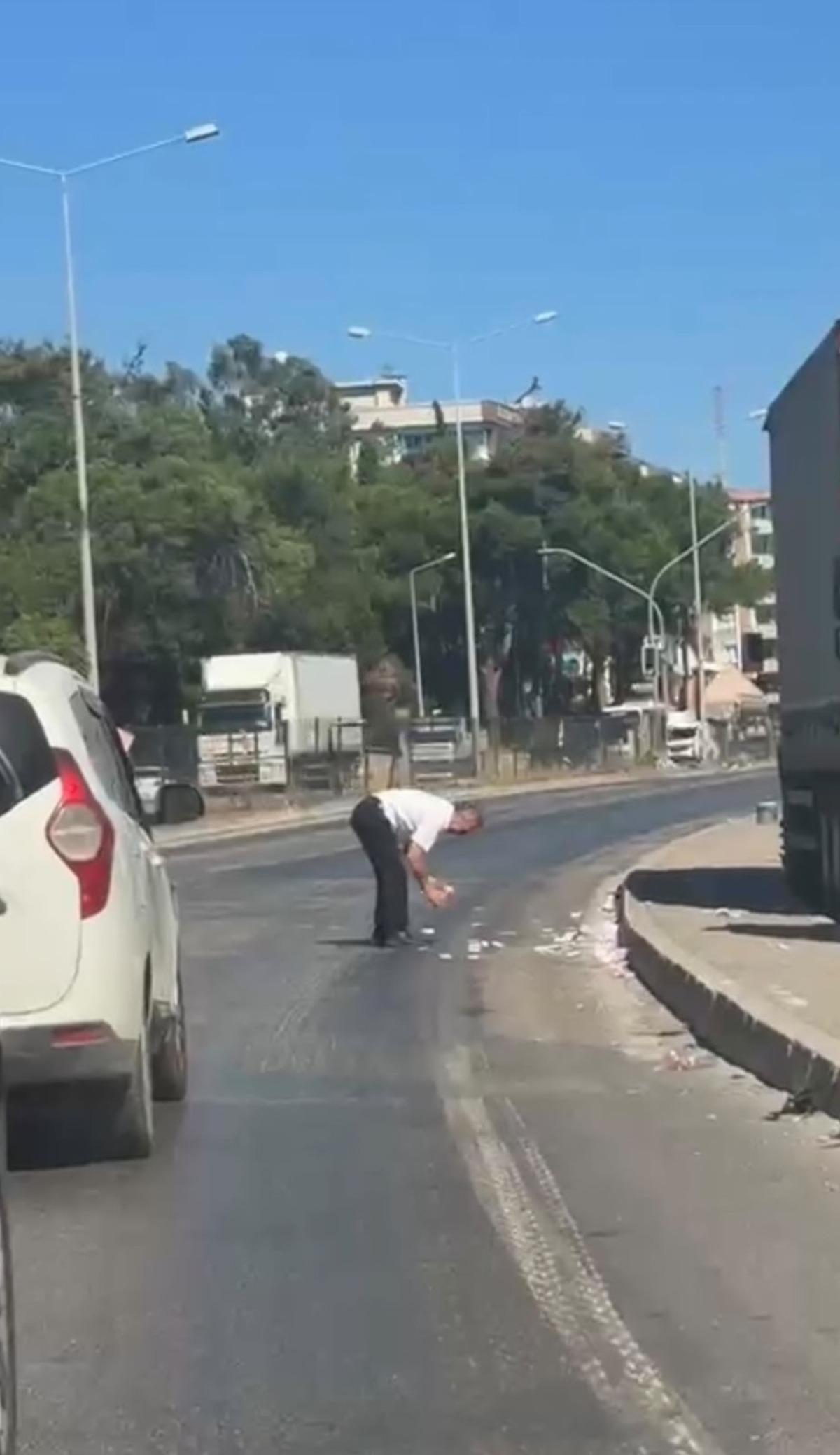 Yer: İzmir! Deste deste paralar yola saçıldı, trafik tamamen durdu 3