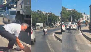 Yer: İzmir! Deste deste paralar yola sa&ccedil;ıldı, trafik tamamen durdu