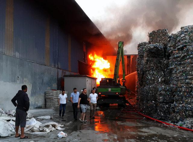 Geri dönüşüm fabrikasında çıkan yangın, korkuttu