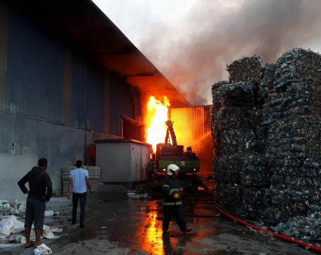 Geri dönüşüm fabrikasında çıkan yangın, korkuttu