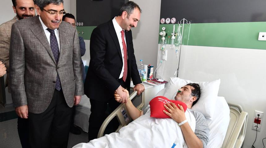 Adalet Bakanı Abdülhamit Gül, Devlet Hastanesi diye yanlışlıkla özel hastanenin fotoğraflarını paylaştı