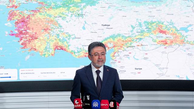 Bakan Yumaklı: "163 yangın kontrol altına alındı, 5 ilde devam eden 6 yangına müdahale sürüyor"