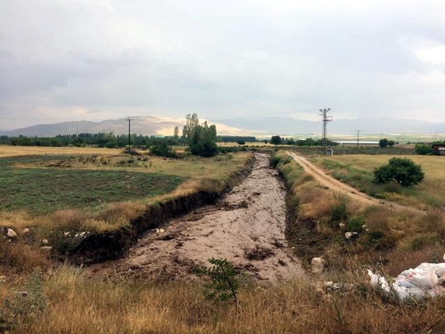 Tefenni'de şiddetli yağış nedeniyle yollar kapandı