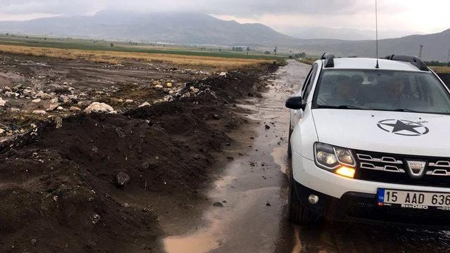 Tefenni'de şiddetli yağış nedeniyle yollar kapandı