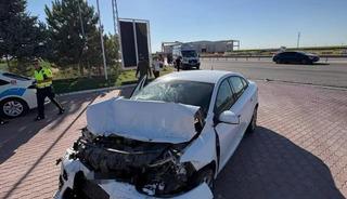 Otomobil kamyona arkadan &ccedil;arptı: Aynı aileden 5 kişi yaralandı