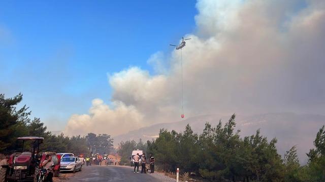 Çine orman yangınına 4 helikopter 2 uçak havadan müdahale ediyor