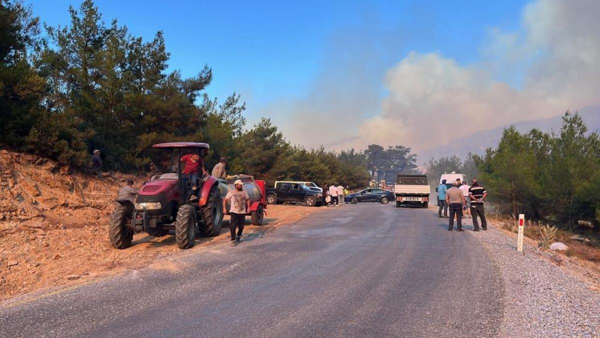 Çine orman yangınına 4 helikopter 2 uçak havadan müdahale ediyor 2