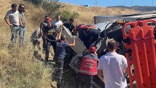Freni patlayan şeftali yüklü kamyon, otomobilin üzerine devrildi: 6 yaralı