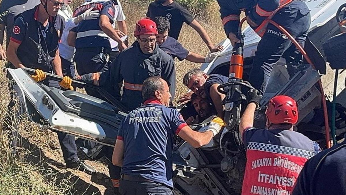 Freni patlayan şeftali yüklü kamyon, otomobilin üzerine devrildi: 6 yaralı 1