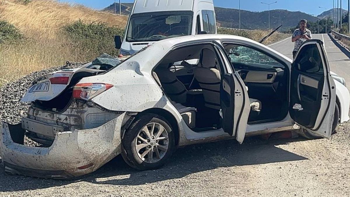 Freni patlayan şeftali yüklü kamyon, otomobilin üzerine devrildi: 6 yaralı 2